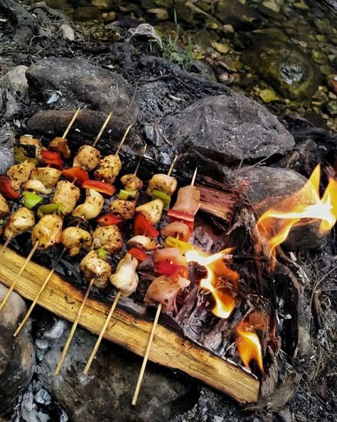 Fancy Camping Food, Open Fire Cooking, Camping Snacks, Camping Inspiration, Fire Food, Camp Food, Nature Food, Camping Aesthetic, Campfire Food