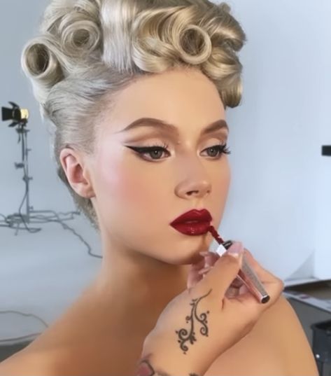 Miss Mosh Model, Rockabilly Makeup, Lipstick Application, Miss Mosh, Marilyn Monroe Fashion, Women Inspiration, Pin Up Photography, Pin Up Hair, What Is Tumblr