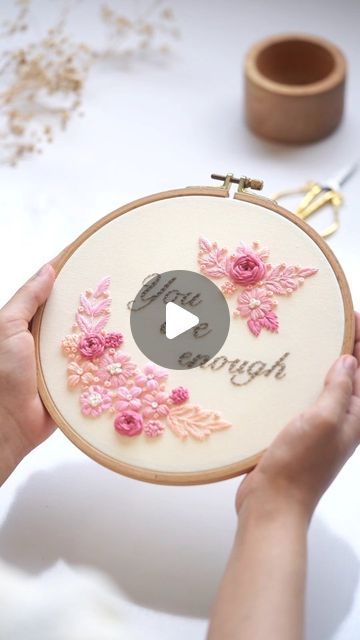 Embroidered Stitches Tutorial, Embroidery Designs Videos, Paper Embroidery Tutorial, Embroidery Designs For Kids, Baby Shower Cake Table, Bio Happy, Simple Embroidery Designs, Stitch Guide, Hand Embroidery Videos