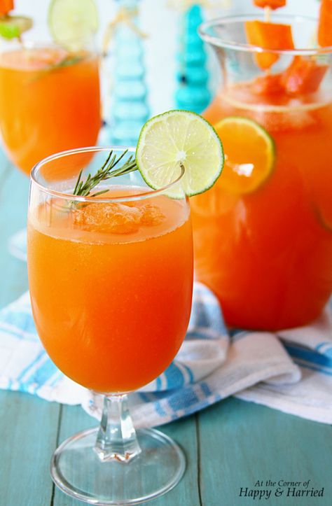 Papaya Agua Fresca With Lime, Honey & Rosemary Fresca Recipes, Papaya Drink, Papaya Recipes, Agua Fresca Recipe, Summer Juice, Fruit Kebabs, Agua Fresca, Honey Lime, Fruit Drinks