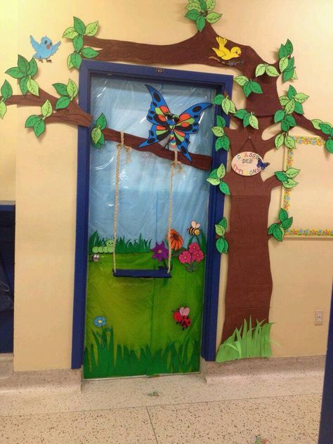 Nature door decos Spring Classroom Door, Spring Door Decoration, Class Door, School Door Decorations, Spring Classroom, Teacher Doors, School Doors, Tree Mural, Decoration Tips