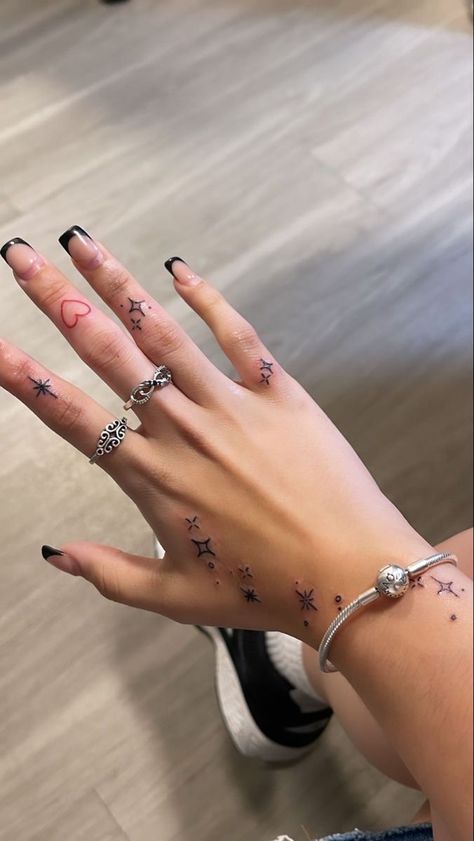 Tattoo Ideas Unique, Tattoo S, Unique Tattoo Ideas, Tattoo Design Tattoo, Finger Tattoo For Women, Cute Hand Tattoos, Hand And Finger Tattoos, Tattoos Inspiration, Pretty Hand Tattoos