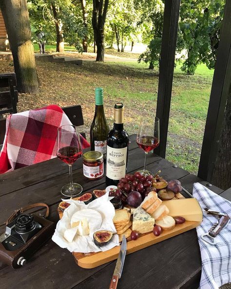 Fall Picnic Food, Picnic Date Food, Charcuterie Cheese Board, Party Food Buffet, Fire Food, Charcuterie Cheese, Charcuterie And Cheese Board, Picnic Date, Picnic Food