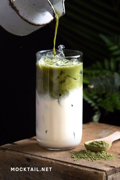 Ice Matcha, Cold Matcha Drinks, Ice Latte, Matcha Latte Aesthetic, Matcha Food Photography, Matcha Drink Photography, Greentea Drink Aesthetic, Iced Matcha Latte Aesthetic, Aesthetic Matcha Latte