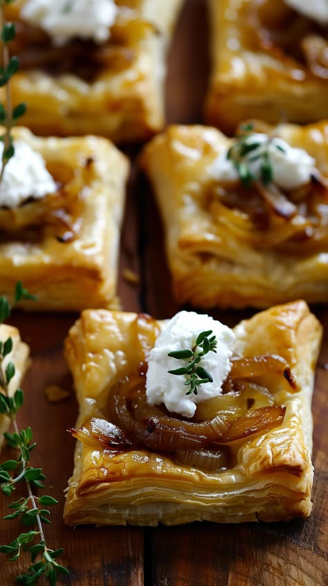 Caramelized Onion and Goat Cheese Bites - Frau Virtin Caramelized Onion And Goat Cheese Bites, Cheese Toast Appetizers, Recipes With Caramelized Onions, Cheeseboard Aesthetic, Wine Night Aesthetic, Hosting Food Ideas, Semi Healthy Desserts, Goat Cheese Bites, Onion Appetizers