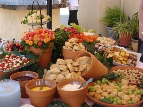 This setup would be terrific for a summer party Garden Buffet Table Ideas, Wedding Food Buffet, Summer Buffet, Ideas Para Catering, Garden Buffet, Outdoor Buffet, Garden Party Recipes, Outdoor Brunch, Patio Entertaining