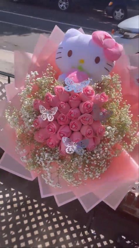 Hello Kitty Plush Bouquet, Hello Kitty Glitter Roses, Pintrest Pfp Ideas, Hello Kitty Flower Bouquet Diy, Hello Kitty Bouquets, Hello Kitty Gifts For Gf, Flower Bouquet With Teddy Bear, Cute Bouquet Ideas, Hello Kitty Homecoming Proposal