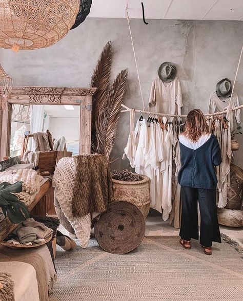 #vintage #vintagestyle #antique #boho Shop Interiors Boutique, Boho Store, Boutique Inspiration, Boutique Display, Boutique Decor, Boho Room Decor, Boho Shops, Retail Store Design, Boho Room