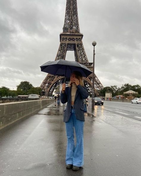 France Outfits Winter, Cozy Rainy Day Outfit, Rainy Day Outfit Ideas, Rainy Paris, Rainy Day Outfit Aesthetic, Rainy Day Outfits, Paris Photo Ideas, Cozy Rainy Day, Outfits Paris