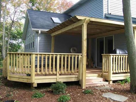 Balusters Wooden, Front Porch Railing Ideas, Reling Design, Bungalow Porch, Porch Handrails, Porch Railing Designs, Wood Deck Railing, Modern Front Porches, Veranda Design