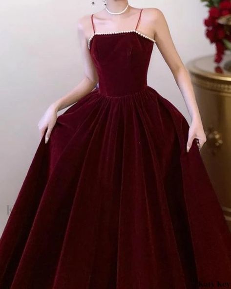 Katykey - Elegant Strapless Black Evening Gown, Inspired by Hepburn Dark Red Ball Gown, Burgundy Ball Gown, Dresses To Buy, Red Ball Gown, Chic Birthday, Strapless Evening Gowns, Black Evening Gown, Long Sleeve Fitted Dress, Sleeveless Skirt