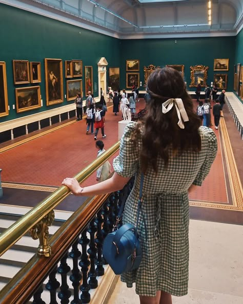 Me at the beautiful National Gallery in Dublin 🖼 Dublin Picture Ideas, Dublin Ireland Aesthetic Outfits, Ireland Core, Dublin Ireland Fashion, Dublin Aesthetic, Irish Aesthetic, Ireland Aesthetic, Best Of Ireland, Ireland Pictures