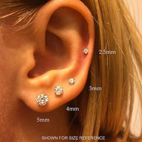 Ušný Piercing, 3 Ear Piercings, Multiple Piercings Earrings, Ear Peircings, Ear Piercing Studs, Gold Basket, Cool Ear Piercings, Pretty Ear Piercings, Silver Chandelier Earrings