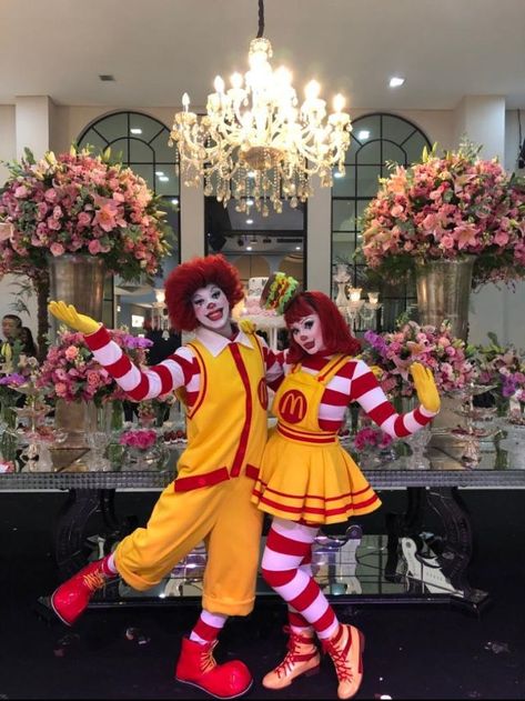 Mcdonalds Costume Women, Diy Ronald Mcdonald Costume, Ronald Mcdonald Halloween Costumes, Clown Duo Costume, Mcdonald’s Costume, Mcdonalds Halloween Costumes, Mcdonalds Outfit, Mcdonalds Costume, Ronald Mcdonald Cosplay