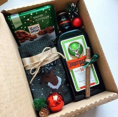 Joululahjat Diy, Budget Friendly Christmas Gifts, Christmas Gift Baskets Diy, Diy Gift Baskets, Christmas Gifts For Boyfriend, Christmas Gift Basket, Christmas Gift Baskets, Christmas Gift Box