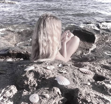 Blonde Siren Aesthetic, Blonde Mermaid Aesthetic, Rhaena Targaryen, Blonde Mermaid, Siren Aesthetic, Mermaid Stories, Character Vibes, Discord Pfps, Targaryen Aesthetic