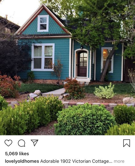 Greenish Blue House Exterior, Teal Exterior House, Terraced House Exterior, House Trim Exterior, Victorian House Colors, Teal House, Best Exterior House Paint, Old Homes, Painted Front Porches