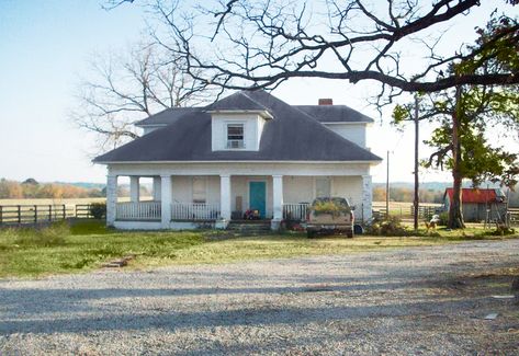 Miranda Lambert grew up in this house in Lindale Texas. She said: there was no central heat or air conditioning. They had a tire swing, chickens and pigs and everyday after school her Mom put out Milk and cookies. - Country Living magazine Victorian Homes Modern, Lindale Texas, Blake Shelton And Miranda, Ranches For Sale, Country Living Magazine, Cozy Cabins, Homes Modern, Childhood Home, Country Music Stars