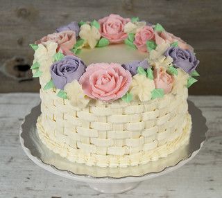 Basket Weave Frosting, Cake Basket With Flowers, Basket Weave Cake With Flowers, Basket Cake Decoration, Spring Cake Ideas Birthday, Easter Basket Cake Ideas, Basket Cakes With Flowers, Basket Weave Cake Design, Flower Icing Cake