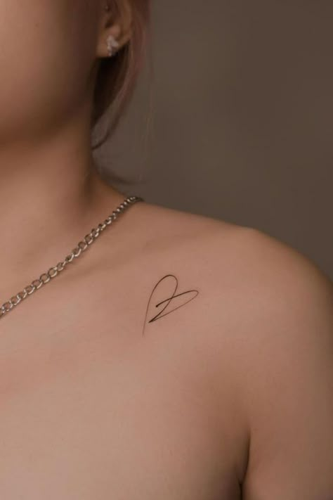 Minimalist Heart Outline2 Minimalistic heart tattoo on shoulder, with silver chain necklace. Simple and elegant tattoo design. | Sky Rye Design Small Heart Cluster Tattoo, Imperfect Heart Tattoo, Front Shoulder Heart Tattoo, Heart Tattoo On Shoulder For Women, Modern Heart Tattoo, Small Tattoo Ideas Heart, Single Line Heart Tattoo, Heart With Lines Tattoo, Dotted Heart Tattoo