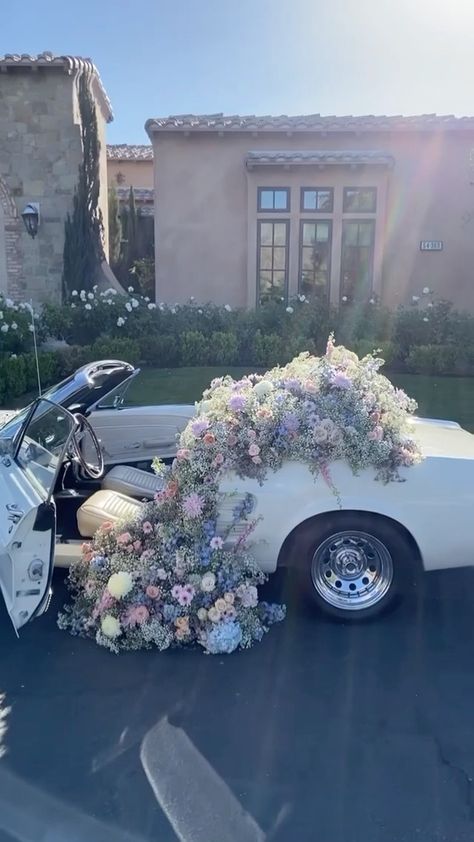 Car For Wedding, Wedding Decorations Car, Cars Wedding, Car With Flowers, Wedding Cars Vintage, Wedding Cars Luxury, Wedding Car Ideas, Wedding Car Aesthetic, Wedding Instagram