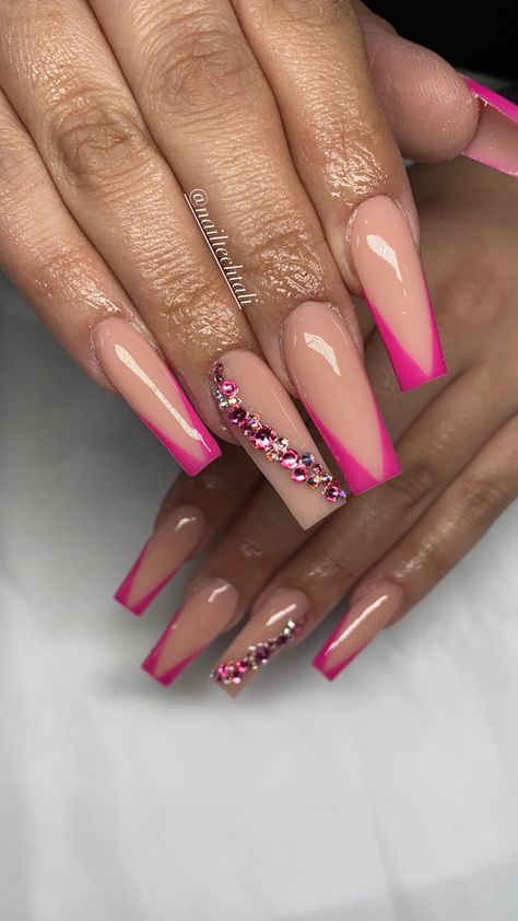 Cute Pink Nail Designs Square, Trendy Bright Nails, Fusha Outfits, Pink And Nude Nail Designs, Nude And Pink Nail Designs, Nude And Hot Pink Nails, L Nails Design, Nails Inspiration Pink Glitter, Nude Pink Nails With Design