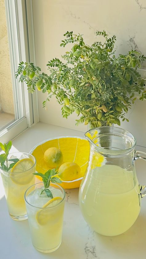 Lemonade Pitcher, Lemon Bowl, Make Simple Syrup, Lemon Lemonade, Lemonade Recipe, Fresh Drinks, Fresh Lemonade, Lemon Slices, Homemade Lemonade