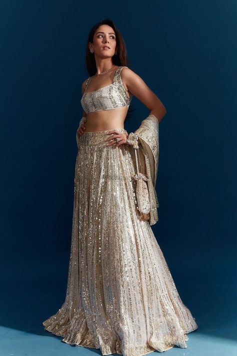 Lehenga Manish Malhotra, Manish Malhotra Lehenga, Mira Kapoor, Sequins Lehenga, Sequin Lehenga, Sangeet Night, Expensive Dresses, Mira Rajput, Indian Dresses Traditional