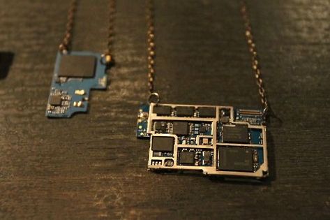 Cyberpunk Jewelry, Chip Jewelry, Nerd Jewelry, Waste Art, Computer Diy, Diy Recycled Projects, Broken Phone, Computer Chip, Tech Jewelry