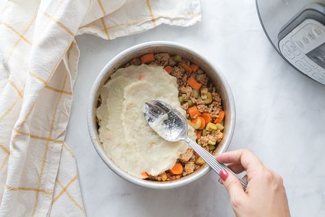 My favorite Fall 21 Day Fix dinner gets an Instant Pot Makeover!  This Instant Pot Shepherd's Pie is a healthy version of the comfort food classic!  It's also dairy and gluten free, as well as Paleo and Whole 30 friendly.  21 Day Fix Recipes | 21 Day Fix Shepherd's Pie | Paleo Shepherd's Pie | Shepherd's Pie Whole 30 | Instant Pot Shepherd's Pie | Healthy Shepherd's Pie | Healthy Instant Pot| 21 Day Fix Comfort Food | Healthy Comfort Food #21dayfix #confessionsofafitfoodie #instantpotrecipes #21 Baked Lemon Garlic Chicken, Pot Makeover, Comfort Food Healthy, Healthy Pantry Staples, 21 Day Fix Recipes, Instant Pot Freezer, Dairy And Gluten Free, Healthy Instant Pot, Healthy Pantry