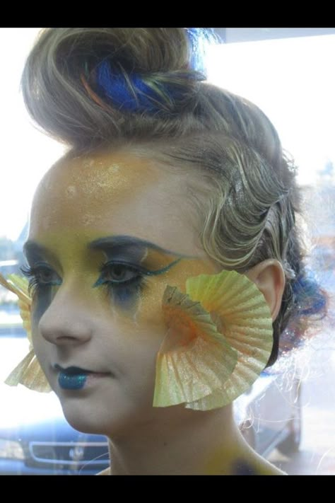 A good idea for fish in the ensemble Mandarin Goby, Finding Nemo Jr, Under The Sea Costumes, Little Mermaid Makeup, Finding Nemo Costume, The Little Mermaid Musical, Little Mermaid Musical, Sea Costume, Fish Makeup