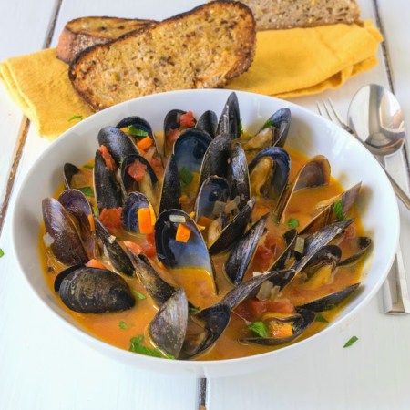 Muscle Soup Recipe, Mussel Soup, National Dish, Crusty Bread, Delicious Soup, Seafood Dishes, Fresh Parsley, Stew Recipes, Shrimp Recipes