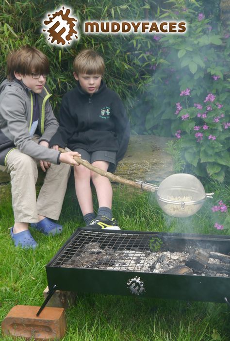 children holding homemade sieve popcorn cooker over a fire Popcorn Campfire, Scouts Outdoor Activities, Campfire Activities, Popcorn Over Campfire, Camping Popcorn, Outdoor Survival Activities For Kids, Popcorn Kickoff Cub Scouts, Forest School Campfire Cooking, Campfire Popcorn Dutch Oven