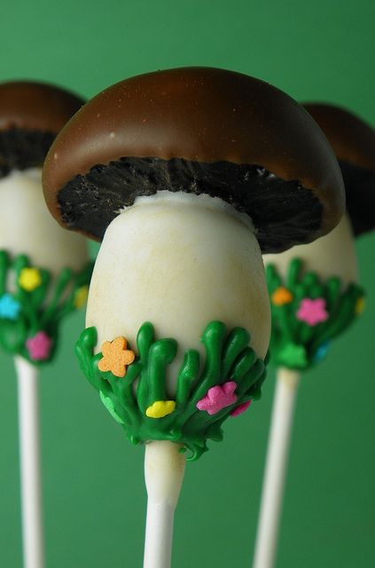 Mushroom cake pops! Where were these when I planned the baby's woodland themed first birthday party last year!?? Mushroom Cake Pops, Mushroom Cake, Mini Torte, Pop Cupcakes, Cookie Pops, Fairy Party, Fondant Figures, Cake Balls, Woodland Party