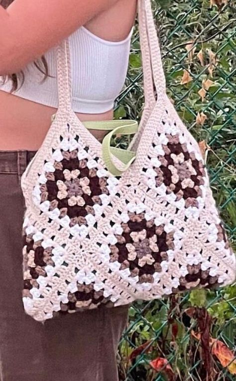 Crochet Hand Bags Purses, Crochet Bag Layout, Tote Bag Design Crochet, Tote Bag Crochet Pattern, Granny Square Purse, Crochet Granny Square Bag, Crochet Flower Pattern, Sustainable Accessories, Crochet Bag Pattern Free