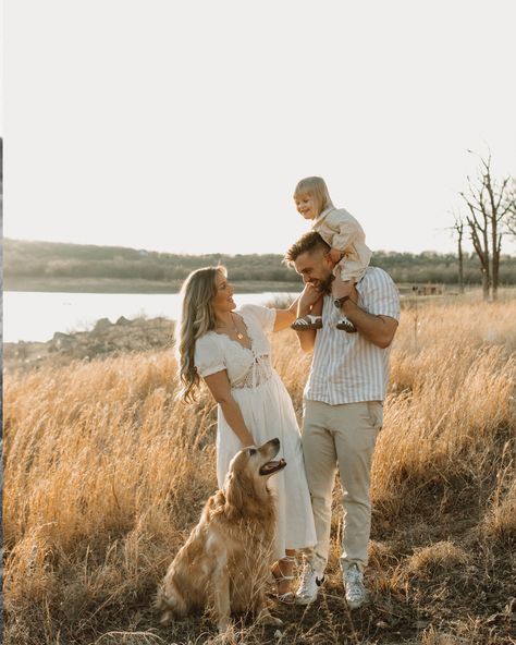 Maternity Family Photos With Dog, Family Photos With Dogs And Children, Golden Family Photos, Golden Retriever With Family, Family Photos With A Dog, Outdoor Family Photos With Dog, Family Photos With Dogs And Toddler, Family Photos With Baby And Dog, Family With Dog Photography