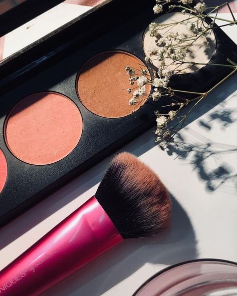 Makeup Cosmetics Photography, Instagram Makeup Artist, Makeup Backgrounds, Beauty Logo Makeup, Soap Photography, Flatlay Makeup, Photography Tips Iphone, Logo Makeup, Expensive Makeup