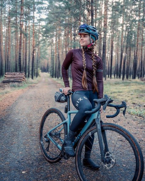 Gravel Bike Outfit, Biking Outfit Women, Mountain Biking Outfit, Bike Outfits Women, Bike Outfit, Bicycle Chic, Road Biking, Race Outfit, Mountain Biking Gear