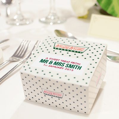 Krispy Kreme Wedding, Beach Theme Wedding Favors, Food Wedding Favors, Affordable Wedding Favours, Trendy Wedding Favors, Wedding Favor Table, Mr Mrs Smith, Creative Wedding Favors, Inexpensive Wedding Favors