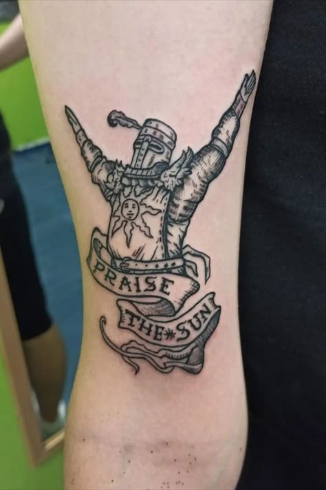 Praise The Sun Tattoos Praise The Sun Tattoo, For Honor Tattoo, Solaire Tattoo, Solarpunk Tattoo, Soulsborne Tattoo, Dark Souls Tattoo Ideas, Elden Ring Tattoo, Dnd Tattoo, Tattoo Games