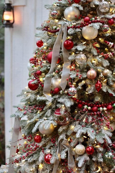 Arbre de Noël Snowy Red Barn - Français Country Cottage Barn Christmas, Christmas Tree Inspo, Ideas Christmas Tree, French Country Christmas, Frosted Christmas Tree, Snowy Christmas Tree, Christmas Cottage, Red Christmas Tree, Christmas Tree Inspiration