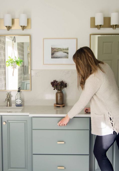 My modern organic bathroom design is highly impacted by mix metal finishes! Learn how to mix metals in bathroom finishes with 3 simple tips. #fromhousetohaven #bathroomdesign #mixedmetals #bathroomfinishes #bathroomdecor #guestbath #masterbath Mixing Finishes In Bathroom, Mixed Finishes In Bathroom, Mix Metals In Bathroom, How To Mix Metals In Bathroom, Mixed Metals Bathroom, Mixed Metal Bathroom, Mixing Metals In Bathroom, Organic Bathroom Design, Modern Organic Bathroom