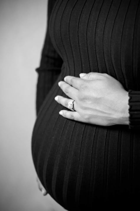 Monochrome Maternity Shoot, Maternity Photography Inside, Pregnancy Photoshoot Ideas At Home, Maternity Shoot Black And White, Maternity Photography Black And White, Black And White Maternity Shoot, Black And White Maternity Photos, Indoor Maternity Photos, Mommy Photos