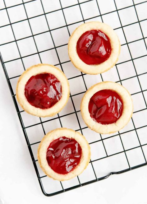 Strawberry Cookie Cups, Strawberry Cookie, Sugar Cookie Cups, Canned Strawberries, Cookie Cups Recipe, Strawberry Pie Filling, Cookie Cake Pie, Chocolate Cookie Dough, Country Cook