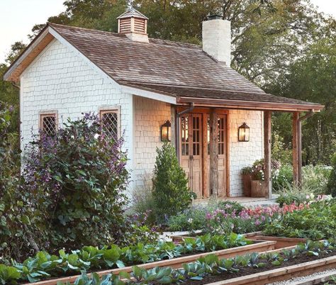 ciao! newport beach: joanna gaines' new she shed Stile Joanna Gaines, Shed Inspiration, Shed Garden, Magnolia Gardens, Storage Shed Plans, Casa Country, Potting Sheds, She Sheds, Diy Shed