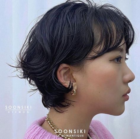 Shortish Hair, Thick Hair Cuts, Short Hair Images, Crop Hair, Really Short Hair, How To Curl Short Hair, Hair Inspiration Short, Short Curly Haircuts, Shot Hair Styles