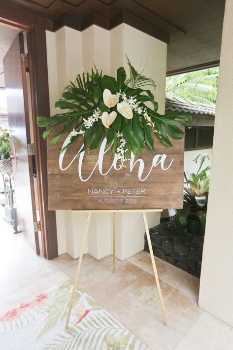 Rustic Hawaiian Decor, Aloha Wedding Sign, Hawaii Reception Ideas, Hawaiian Wedding Backdrop, Backyard Hawaiian Wedding, Wedding Color Schemes Hawaii, Hawaii Wedding Reception Decor, Hawaii Wedding Ideas Decor, Tropical Wedding Ideas Decor