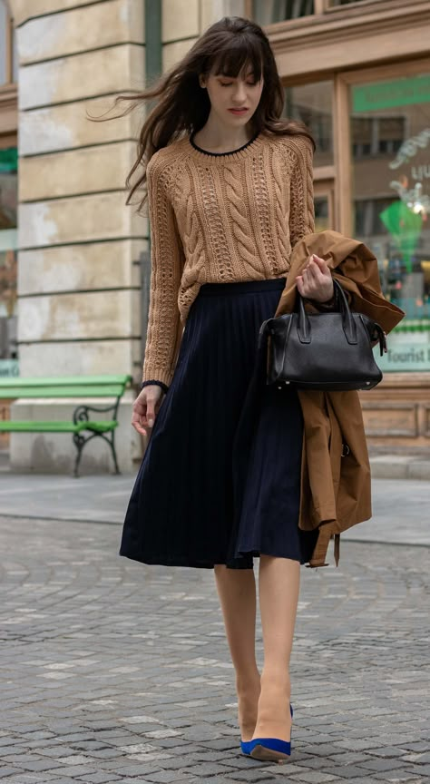 Fashion Blogger Veronika Lipar of Brunette from Wall Street sharing how to dress up sweater. Style Parisienne, Ladylike Style, Fashion Blogger Style, Spring Outfits Women, 가을 패션, Mode Vintage, Wall Street, Rock Style, Outfits Casuales