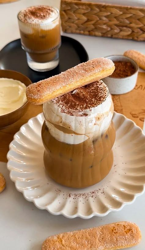 Tiramisu Latte Kefta Kabob, Tiramisu Latte, Tiramisu Coffee, Coffee Tiramisu, Cottage Recipes, Best Mac And Cheese, Cozy Drinks, Catering Ideas Food, Best Chocolate Chip