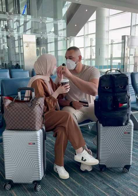 Airport Outfit For Couples, Hijabi Honeymoon, Couple Trends, Japan Trip Outfit, Married Goals, Couple Family Goals, Post Wedding Ideas, Muslim Couple Goals, Muslim Outfit Ideas